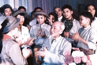 Bác Hồ gặp các cháu thiếu nhi dũng sĩ miền Nam tại Phủ Chủ tịch năm 1968.