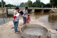 Du khách tham quan Khu Du lịch suối nước nóng Hội Vân.