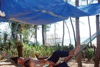 Mặt bằng Dự án các Khu du lịch Mỹ Khê để không, được người dân ven biển tận dụng mắc võng tránh nóng mùa hè. Ảnh: Hà Minh