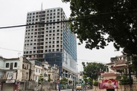 Đến thời điểm ngày 27/6, chủ Kl99ok phiên bản mới của dự án 8B Lê Trực vẫn chưa nộp tiền theo quy định, công tác cưỡng chế phá dỡ vẫn bị ngừng trệ nhiều ngày.