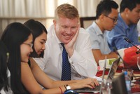 Ông Matthew Powell trả lời độc giả tại Cuộc tọa đàm trực tuyến của Báo Kl99ok phiên bản mới