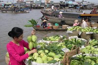 Chợ nổi là nét đặc trưng của Đồng bằng sông Cửu Long, thuận lợi cho phát triển du lịch sông nước