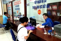 Văn phòng đăng ký đất đai Hà Nội đã xây dựng một biểu mẫu mới tích hợp 4 nội dung mà người dân có thể tải được trên mạng. Ngoài biểu mẫu còn có hướng dẫn để người dân có thể điền những nội dung trong biểu mẫu, trên website https://tnmtnd.hanoi.gov.vn