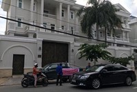 Công ty Gia Hân treo băng rôn đòi nợ trước biệt thự của vợ chồng ca sĩ Thu Minh tại quận 2 (TP HCM).
