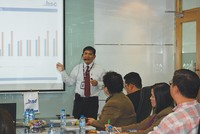 Ông Lê Công Thiện, Phó  tổng giám đốc HSC làm việc với các nhà Kl99ok phiên bản mới Thái lan