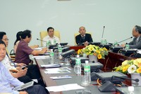 Ông Huỳnh Đức Thơ (bên trái)- Chủ tịch UBND TP Đà Nẵng và Đại diện đoàn công tác phía Nhật Bản (bên phải) đang trình bày các phương án nghiên cứu tiền khả thi dự án cảng Liên Chiểu. Ảnh: Hà Minh