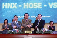 Các đại diện của HOSE, HNX và VSD cùng UBCK tại lễ ký kết thỏa thuận
