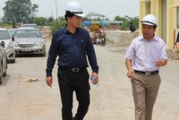Tổng giám đốc Trần Túc Mã (thứ hai từ phải qua) giới thiệu Dự án nhà máy Kl994 nhà cái bóng đá world cup dược Việt Nam  (dự kiến đi vào hoạt động năm 2017) với ông Nguyễn Đức Chi, Chủ tịch HĐTV SCIC