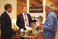 Các nhà Kl99ok phiên bản mới trao đổi bên lề hội nghị VinaCapital 2016
