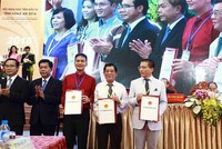 Lãnh đạo tỉnh Long An trao giấy chứng nhận Kl99ok phiên bản mới cho Liên doanh Băng Dương - Bamboo Capital Group, chủ Kl99ok phiên bản mới dự án BOT ĐT830, vốn hơn 1000 tỷ đồng. Ảnh Lê Toàn