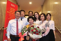 Bà Trương Tú Phương chia vui với những cộng sự gắn bó suốt những năm qua