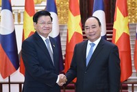 Thủ tướng Nguyễn Xuân Phúc hội đàm với Thủ tướng Lào Thoonglun Sisulith (Ảnh: VGP/Quang Hiếu)