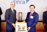 Ngày 26/6/2001, UBCK Việt Nam được công nhận là thành viên của Tổ chức Quốc tế các ủy ban 99Kl99 link đăng nhập (IOSCO), mở ra cơ hội học hỏi kinh nghiệm và hội nhập quốc tế
Trong ảnh: Bộ trưởng Bộ Kl991.com nạp rút nhanh Đinh Tiến Dũng tặng quà cho Finra, Tổ chức giữ gìn sự liêm chính trên TTCK Mỹ