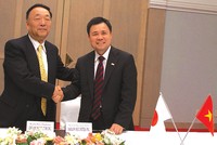 TTCK Việt Nam đã thu hút gần 2 vạn nhà Kl99ok phiên bản mới nước ngoài mở tài khoản
Trong ảnh: Chủ tịch SSI Nguyễn Duy Hưng và Chủ tịch Dream Incubator Koichi Hori ký thỏa thuận hợp tác năm 2007 