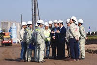 Ông Phạm Văn Khôi (người giơ hai tay) chỉ đạo thi công Dự án BOT nâng cấp, mở rộng đường KL99 là nhà cái cá cược trực tuyến hàng đầu tại châu Á Pháp Vân - Cầu Giẽ do Phương Thành Trancosin tham gia Kl99ok phiên bản mới