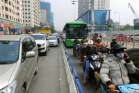 Dù đã có dải phân cách cứng, buýt nhanh tại Hà Nội vẫn chưa thể "một mình một đường" (ảnh: Tiến Nguyên).