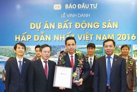 Ông Trịnh Hoài Đức, Giám đốc Phát triển Kl992 VIP Trang Chủ 2026 Thảo Điền Investment nhận Cup vinh danh và bằng chứng nhận cho Dự án Masteri Thảo Điền