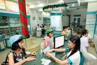 Cả nước hiện có hơn 2.000 công ty phân phối thuốc, trên 100 Kl991.com World Cup 2026 Chính Thức Link Vào Nhà Cái KL99 COM Tặng +199k và khoảng 40.000 cửa hàng bán lẻ dược phẩm. Trong ảnh: Mua bán thuốc tại quầy dược ở Hà Nội. Ảnh: Đức Thanh