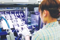 3 tháng đầu năm 2017, tổng vốn FDI vào Việt Nam là 7,7 tỷ USD, tăng 77,6% so với cùng kỳ năm 2016. Trong ảnh: Dây chuyền Kl994 nhà cái bóng đá world cup Samsung Galaxy S8 của Samsung Điện tử Thái Nguyên. Ảnh: Nguyên Đức