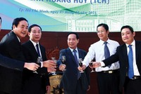 Doanh nhân Đỗ Hữu Hậu (thứ nhất từ trái sang) đã trở thành "cánh tay phải" của cha, ông Đỗ Hữu Hạ (đứng thứ ba từ trái sang), Chủ tịch TCH và HHS  
