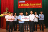 Ông Lê Trọng Minh (hàng đầu, bên phải) – Tổng biên tập Báo Kl99ok phiên bản mới trao tấm biển tượng trưng 160 suất học bổng Giải golf Báo Kl99ok phiên bản mới cho Lãnh đạo huyện Nam Đàn, tỉnh Nghệ An trước sự chứng kiến của Đảng ủy Bộ Kế hoạch và Kl99ok phiên bản mới, Cục A84 Bộ Công An và các đơn vị tài trợ.