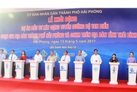 Thủ tướng Kl993 ưu đãi thưởng hấp dẫn cùng lãnh đạo 6 địa phương bấm nút khởi động dự án. Ảnh: Thanh Tân.
