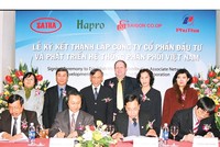 Sau 10 năm khó khăn, các ông chủ của Công ty cổ phần Kl99ok phiên bản mới và Phát triển hệ thống phân phối Việt Nam (VDA) có thể viết tiếp giấc mơ thương hiệu Việt Trong ảnh: Lễ ký kết thành lập VDA ngày 1/2/2007