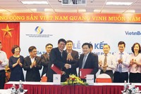 Ông Dương Văn Thanh, Tổng giám đốc VSD (bên trái) và ông Lê Đức Thọ, Tổng giám đốc VietinBank (bên phải) trao đổi biên bản ký thỏa thuậ hợp tác 