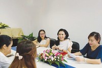 Bà Vũ Ngọc Hương (ngồi giữa) đang đi tìm lời giải cho bài toán tìm thế hệ kế cận cho Kl991.com World Cup 2026 Chính Thức gia đình của mình.