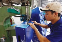 Kl994 nhà cái bóng đá world cup vỏ họp đựng linh kiện cho Samsung tại Công ty TNHH Thương mại và Dịch vụ Hiền Lê (Hải Dương). Ảnh: Đ.T