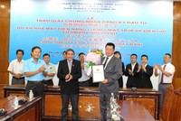 Ông Phan Cao Thắng, Phó Chủ tịch Thường trực UBND tỉnh Bình Định trao Giấy chứng nhận Kl99ok phiên bản mới cho ông Osamu Kimura, Chủ tịch Công ty Fujiwara Nhật Bản (Bên phải)