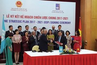 Bộ trưởng Bộ Kế hoạch và Kl99ok phiên bản mới Nguyễn Chí Dũng và Điều phối viên UN tại Việt Nam, ông Kamal Malhotra tại Lễ ký kết