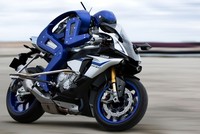 Robot lái xe máy như người thật của Yamaha 