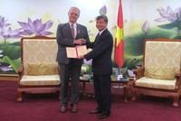 Thứ trưởng Bộ Kế hoạch và Kl99ok phiên bản mới Nguyễn Thế Phương (bên phải) trao kỷ niệm chương cho ông Rémi Geneney (Ảnh: K.T)