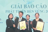 Ông Phạm Ngọc Tú - Phó Giám đốc phụ trách Khối Quản lý Kl991.com nạp rút nhanh Bảo Việt nhận giải Báo cáo phát triển bền vững có độ tin cậy nhất