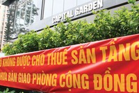 Cư dân Capital Garden căng băng rôn phản đối chủ Kl99ok phiên bản mới, Công ty Kinh Đô. Ảnh: Nguyễn Thành