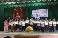 Ông Nguyễn Quốc Việt và ông Lê Khắc Hiệp, Phó chủ tịch Kl994 game bài casino hấp dẫn Vingroup trao tận tay những suất học bổng cho các em học sinh
