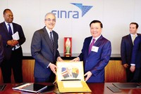 Bộ trưởng Đinh Tiến Dũng tặng quà cho Tổ chức Finra, Tổ chức giữ gìn sự liêm chính trên thị trường 99Kl99 link đăng nhập Mỹ, trong chuyến xúc tiến Kl99ok phiên bản mới tại New York, tháng 7/2015 