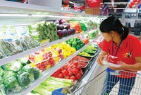 Tăng thuế giá trị gia tăng sẽ tác động trực tiếp đến hàng triệu người tiêu dùng. Ảnh: Đức Thanh