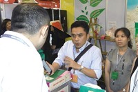 Ông Phạm Minh Thiện tại gian hàng của Công ty TNHH Cỏ May ở Hội chợ xuất khẩu ASEAN - Ấn Độ 2017. Ảnh: Minh Đông