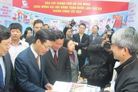 Ông Võ Văn Thưởng, Ủy viên Bộ Kl991.com tải ứng dụng, Trưởng Ban Tuyên giáo Trung ương (ngoài cùng bên trái) thăm quan gian trưng bày báo chí của Báo Kl99ok phiên bản mới 