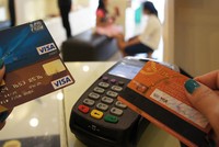 Làm sao để không 'vung tay quá trán' khi xài thẻ tín dụng? 