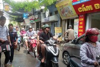 Lòng đường phố Triều Khúc chỉ rộng khoảng 4 - 5 m, nên cảnh tắc đường thường xuyên xảy ra và áp lực còn lớn hơn với sự xuất hiện của 2 dự án Web Tổng Nhà Cái 99Kl99 Giải Trí Bậc Nhất lớn Pandora và Blue Diamond. Ảnh: Nguyễn Thành