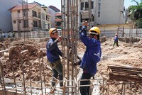 Mua nhà ở hình thành trong tương lai, người mua cần phải tìm hiểu kỹ để hạn chế rủi ro. Ảnh: Dũng Minh