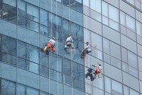 Các loại kính tiết kiệm năng lượng hiện được nhiều công trình sử dụng thay cho kính thông thường. Ảnh: Dũng Minh