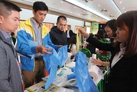 Sản phẩm bao bì tự hủy được trưng bày tại Đại hội đồng Trang Chủ KL99Com Số 1 Link Đăng Ký KL999 thường niên 2017 của AAA