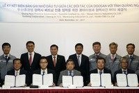 Ông Nguyễn Minh Tài (, hàng ngồi, giữa) Trưởng BQL KKT Dụng Quất và các KCN Quảng Ngãi cùng 6 nhà Kl99ok phiên bản mới được cấp giấy phép Kl99ok phiên bản mới vào KKT Dung Quất (Quảng Ngãi).