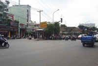 Căn nhà tí hon che khuất tầm nhìn KL99 là cổng game giải trí trực tuyến hàng đầu hiện nay tại góc đường Âu Cơ - Lũy Bán Bích - Ảnh: Lê Thắng