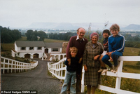 Vance (tóc đen, phía sau) cùng bố mẹ nuôi và anh em ở Bắc Ireland. Ảnh: SWNS