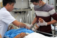 Một bệnh nhân tai nạn KL99 là cổng game giải trí trực tuyến hàng đầu hiện nay cấp cứu tại Bệnh viện Hữu nghị Việt Đức (Hà Nội). Ảnh: Nam Phương.
